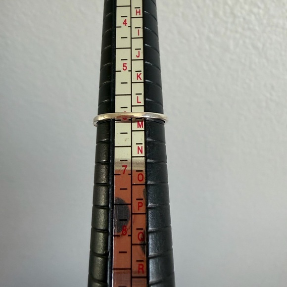 Elegant Silver and Blue Stone Ring - Picture 4 of 4